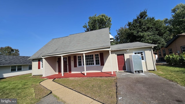 view of front of home featuring a porch and a front lawn