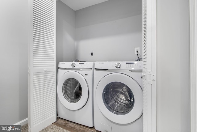 washroom featuring washing machine and clothes dryer