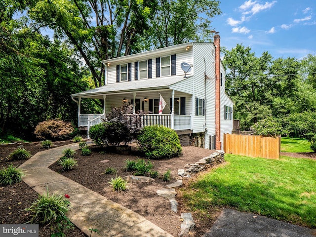 view of front of property featuring a front yard and a porch