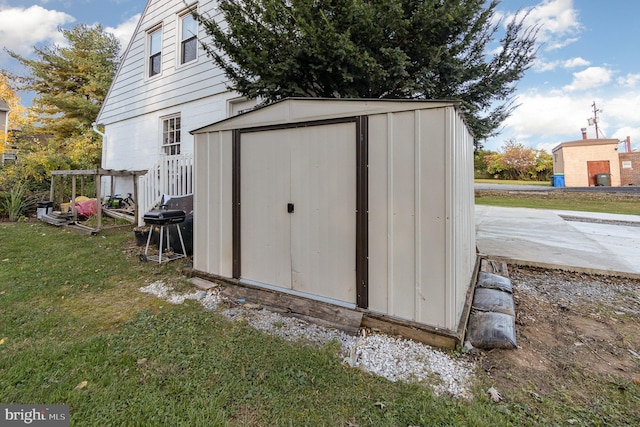 view of outbuilding with a yard