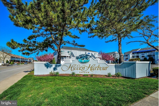 community sign with a lawn