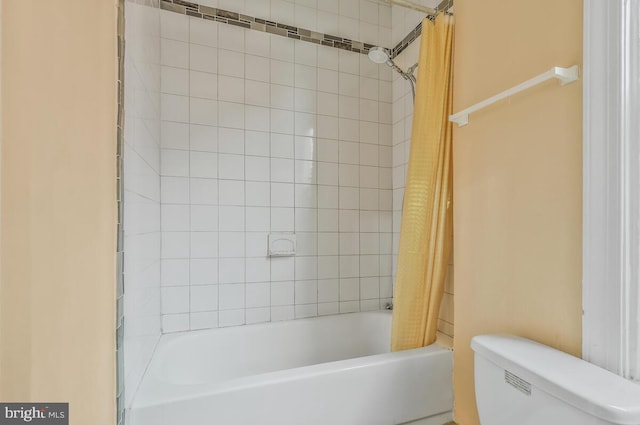 bathroom featuring toilet and shower / tub combo