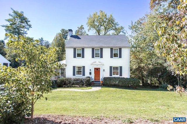 view of front facade with a front yard