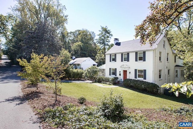 view of front of property featuring a front yard