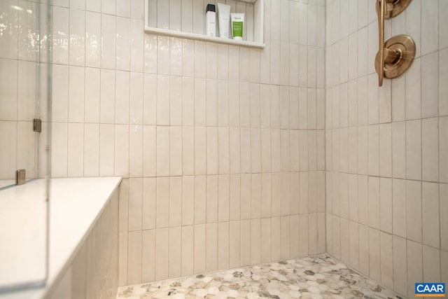 bathroom featuring a tile shower