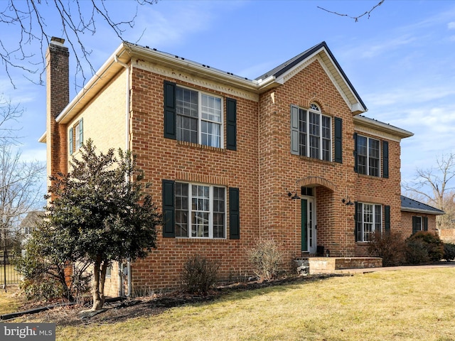 view of front of home with a front lawn