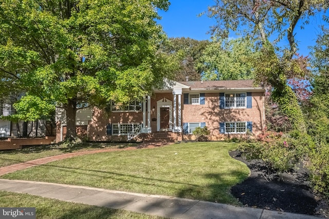 view of front of house featuring a front lawn