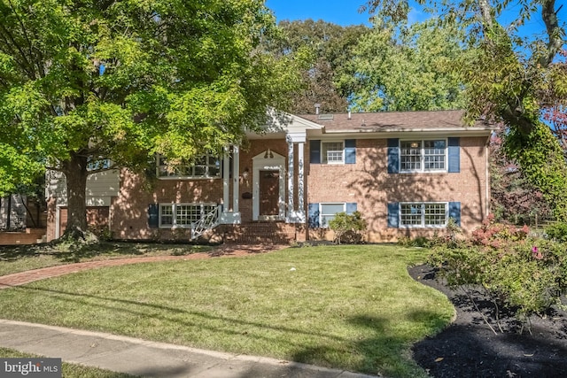 view of front of house featuring a front lawn