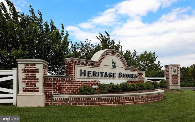 community / neighborhood sign featuring a lawn