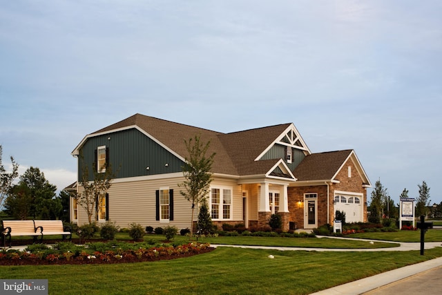 view of front facade featuring a front yard