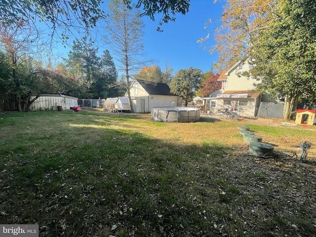 view of yard featuring a fenced in pool