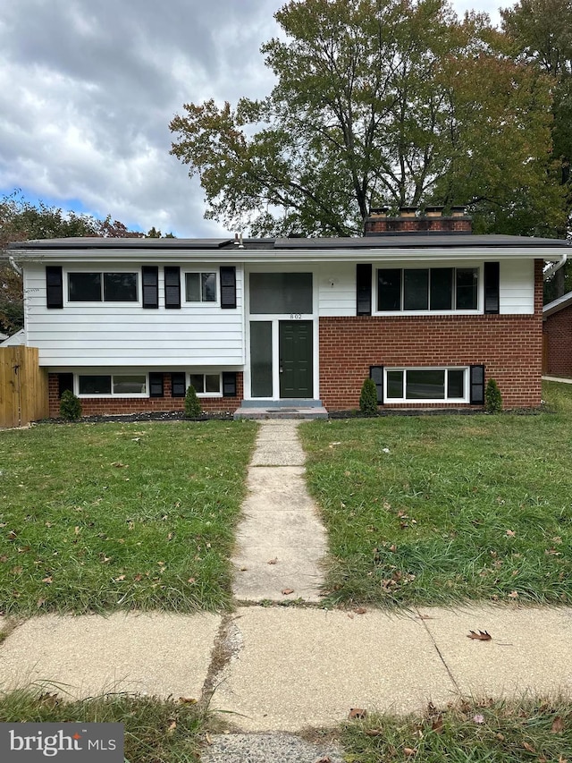 split foyer home featuring a front yard