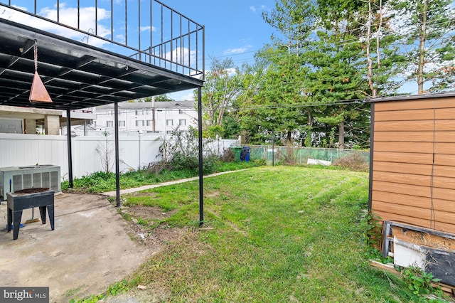 view of yard featuring a patio area