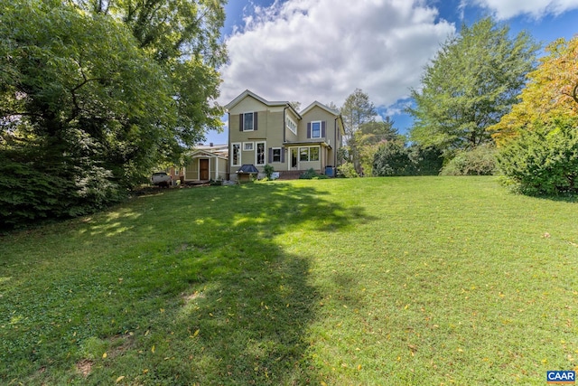 view of front of house featuring a front lawn