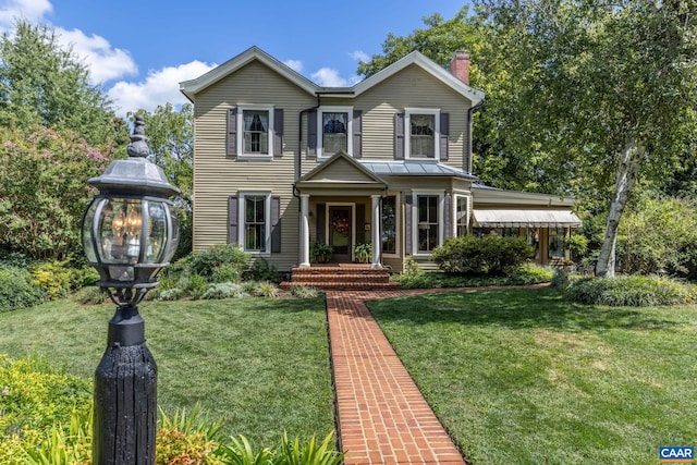 view of front of property featuring a front yard