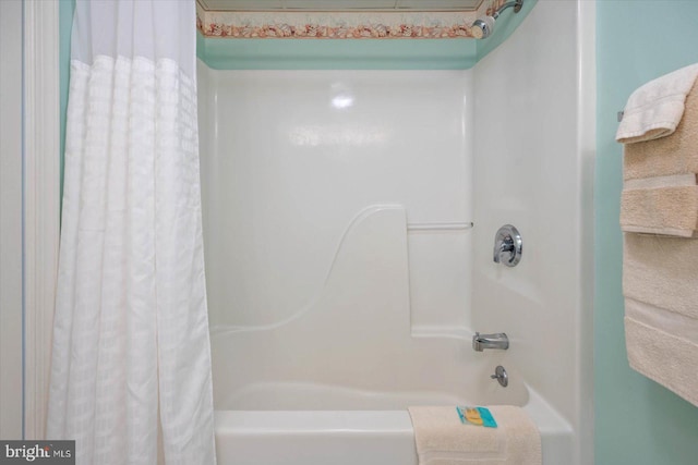 bathroom with shower / bath combo