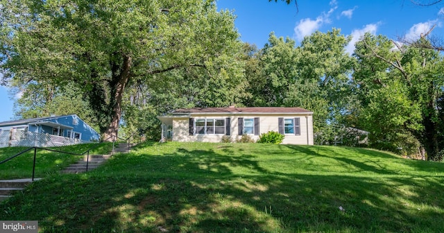 view of front of home featuring a front lawn