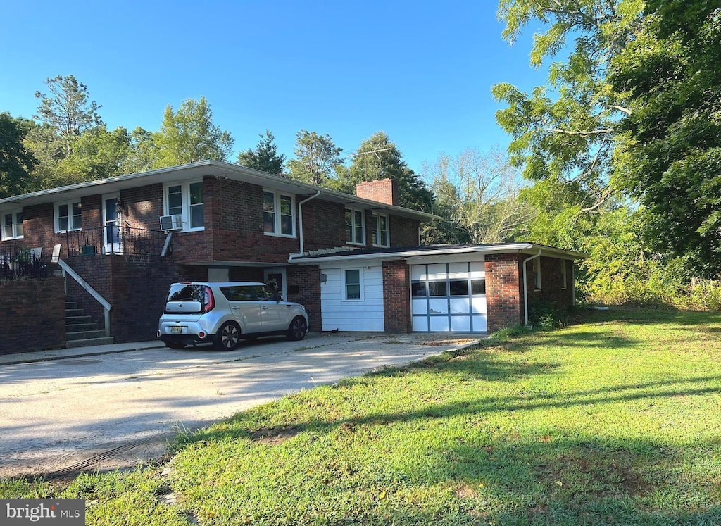 view of front of house with a front lawn and a garage