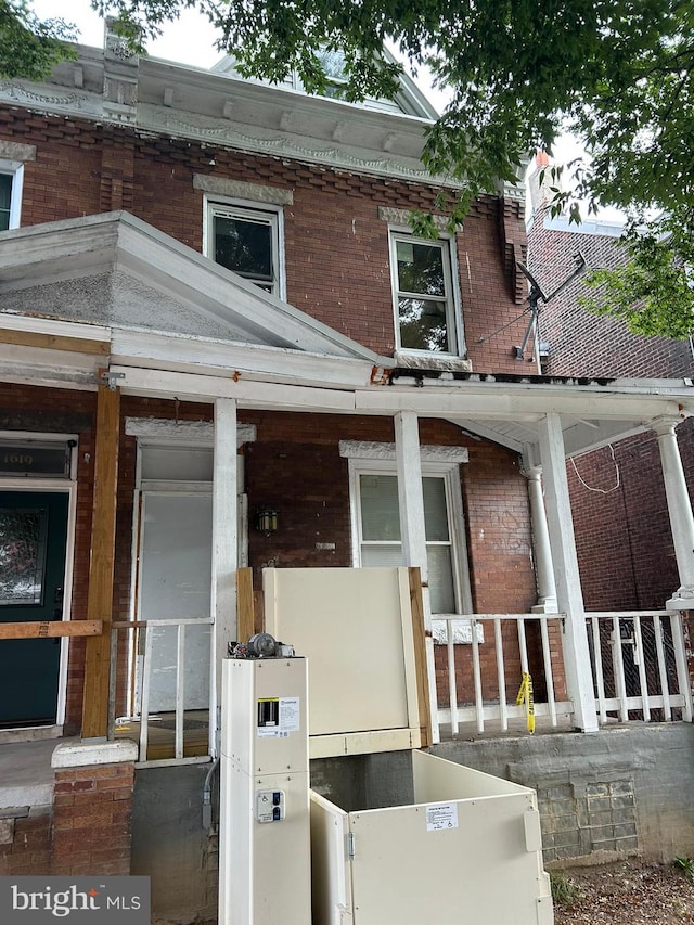 view of exterior entry featuring covered porch