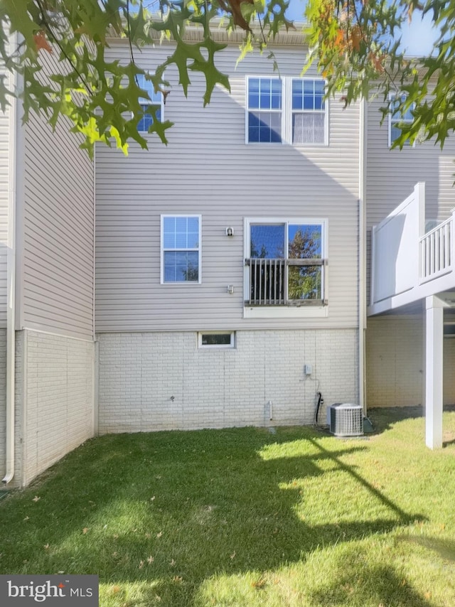 rear view of house featuring a lawn