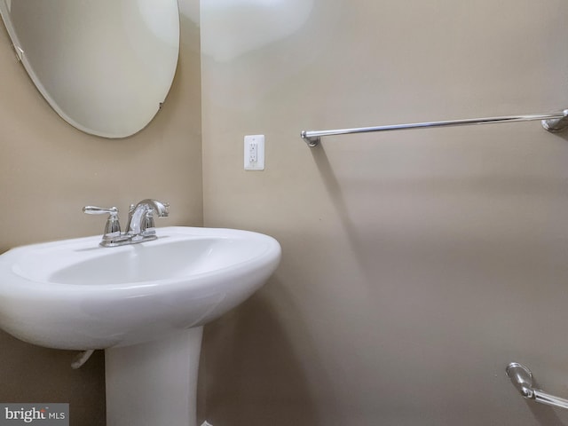 bathroom featuring sink