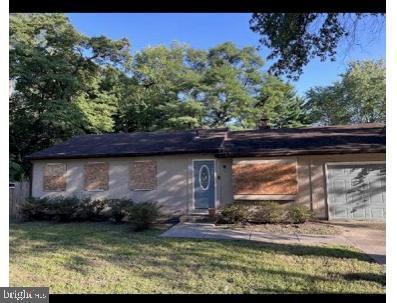 129 Green St, Beverly, NJ 08010 - single story home featuring an attached garage and a front lawn