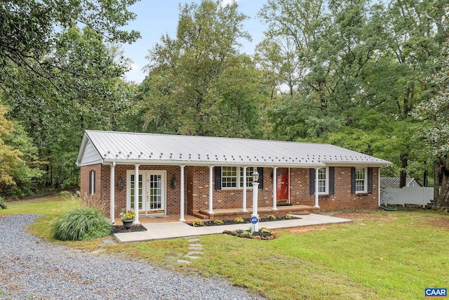 ranch-style home featuring a front lawn