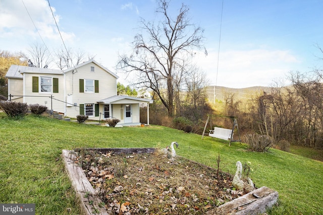 view of yard featuring a mountain view