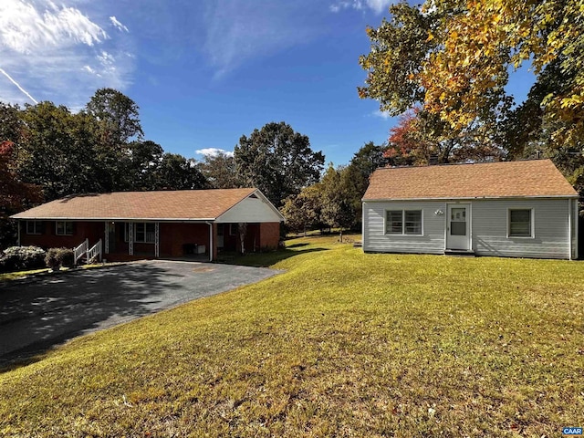 ranch-style house featuring a front lawn and a carport