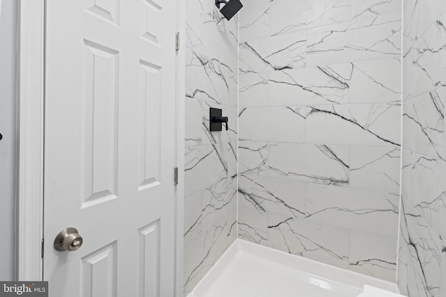 bathroom featuring tiled shower