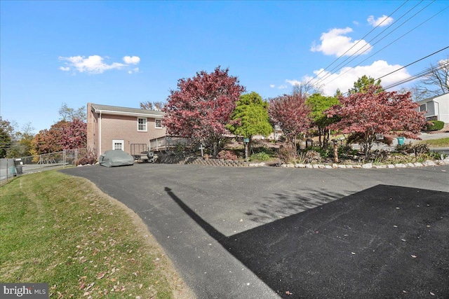 view of front facade featuring a front yard