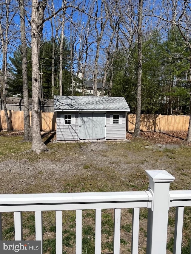 view of yard with a storage unit