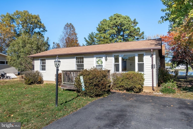 view of front facade featuring a front yard