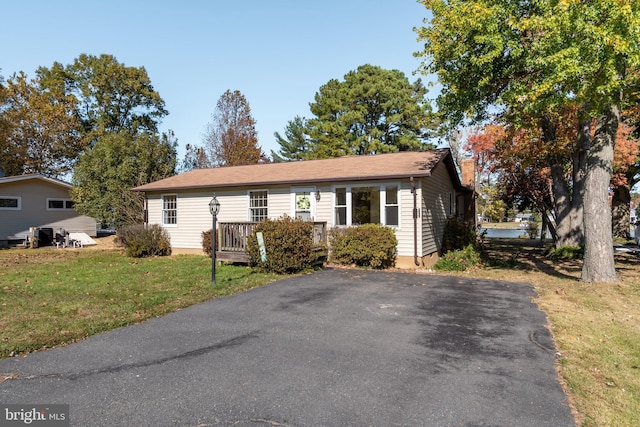 view of front of home featuring a front lawn