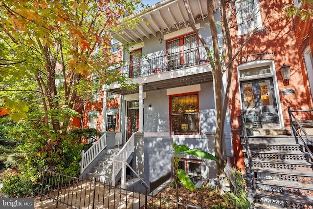 entrance to property featuring a balcony