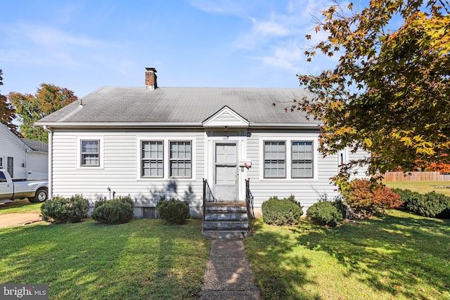 view of front of house featuring a front lawn