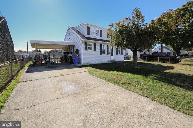 view of front of property featuring a front yard and a carport