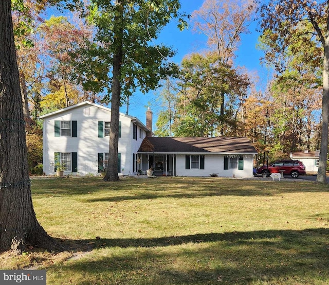 view of front of property featuring a front yard