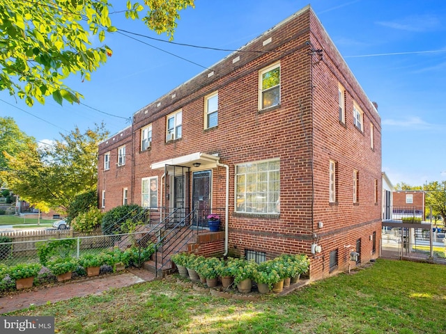 townhome / multi-family property featuring a front yard