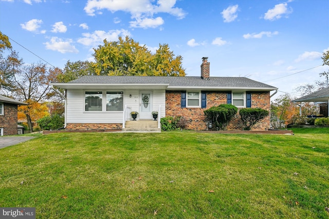 ranch-style home featuring a front lawn