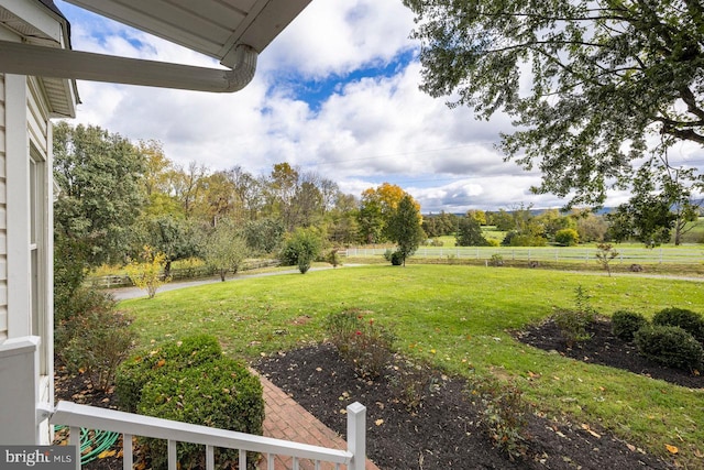 view of yard featuring a rural view