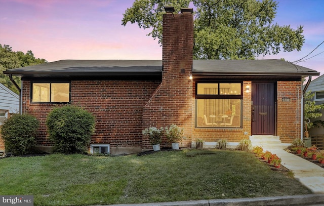 view of front of home featuring a yard