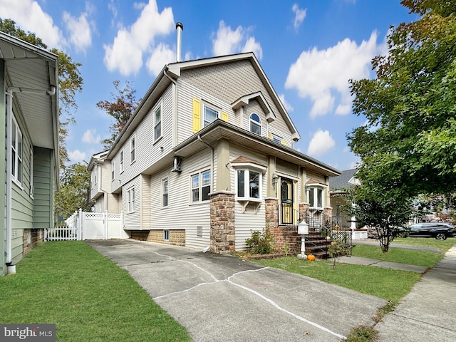 view of front facade with a front lawn