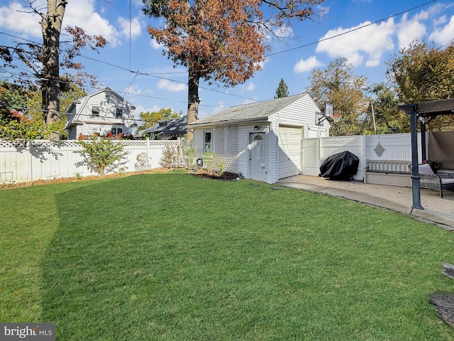 view of yard with an outbuilding