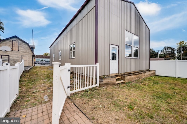 view of side of property featuring a yard