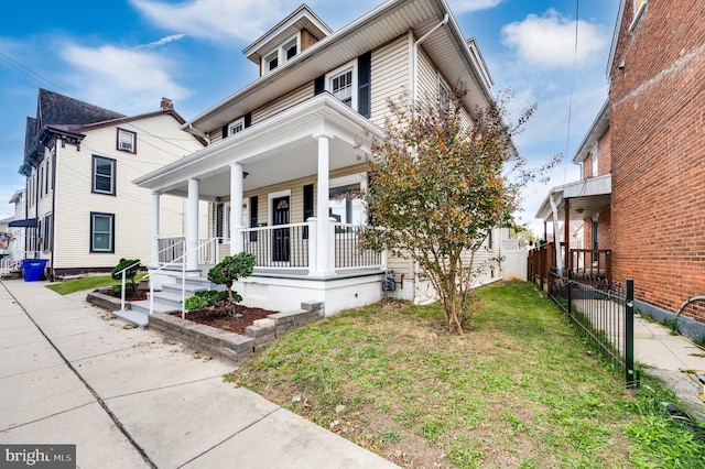 view of front facade featuring a porch and a front lawn