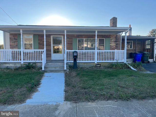 view of front of house featuring a front lawn and covered porch