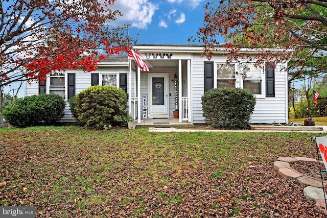 view of front facade featuring a front lawn