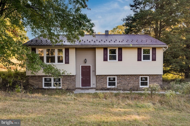 bi-level home with a front yard