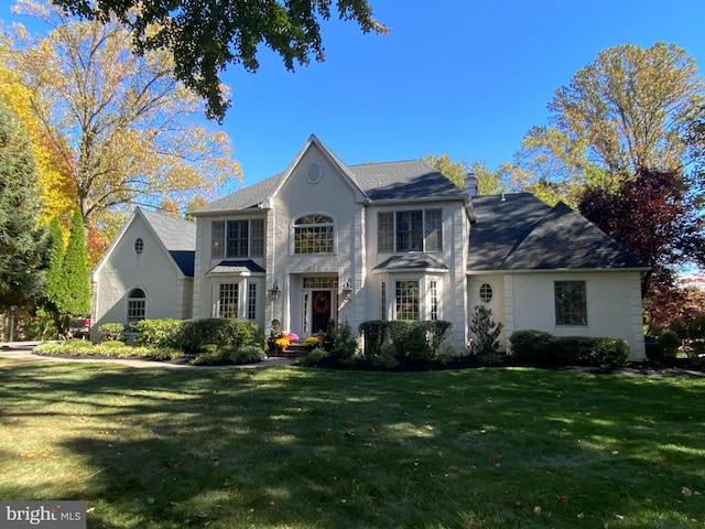 view of front of property featuring a front yard